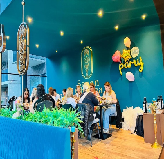 Feest Bij Zeven Chakra Restaurant