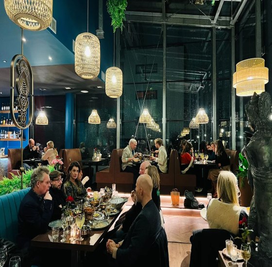 Onthulling van de beste Indiase restaurantervaring in Amsterdam 1 Mensen genieten bij Seven Chakra Restaurant