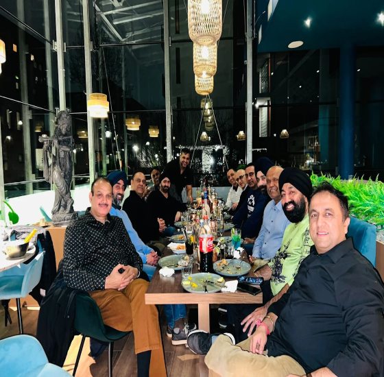 Indiase Cateringdiensten in Amsterdam Voor Elke Gelegenheid 2 mensen genieten van eten bij zeven chakra