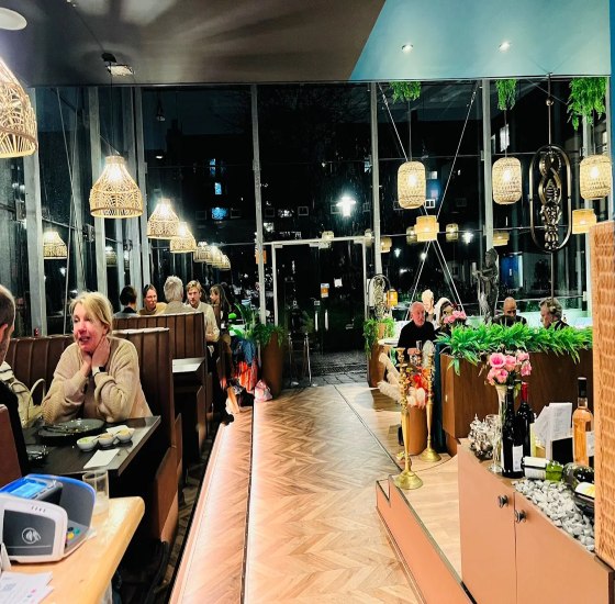 Waarom Fijnproevers Dol Zijn Op Dit Indiase Vegetarische Restaurant in Amsterdam? 4 mensen genieten van indiaan op seven chakra